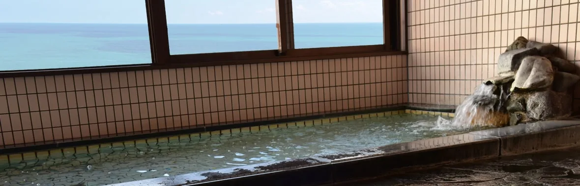 最上階の展望大浴場から望む日本海